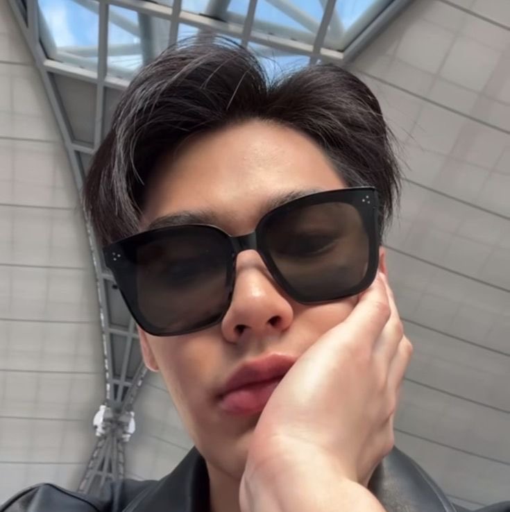 secretofkf_'s tweet photo. แว่นอะไรทำไมกันแด๊ดไม่ได้ https://t.co/WMuNvYD5wU