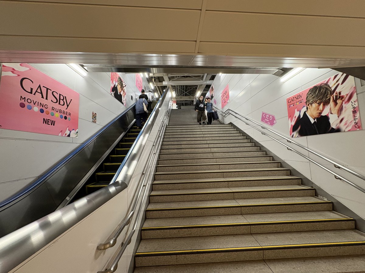 ooh_match's tweet photo. キムタクが、GATSBYに帰ってきた。

JR新宿駅集中貼り、マンダム「ギャツビー ムービングラバー」の広告。
2006年の発売当時の顔・木村拓哉が、約20年ぶりに再登板。
髪をかき上げるだけで絵になるのは、今も変わらない。
階段を上っても下っても目が合う。いい予感しかない。

#OOH #GATSBY https://t.co/QeVknvgG6W