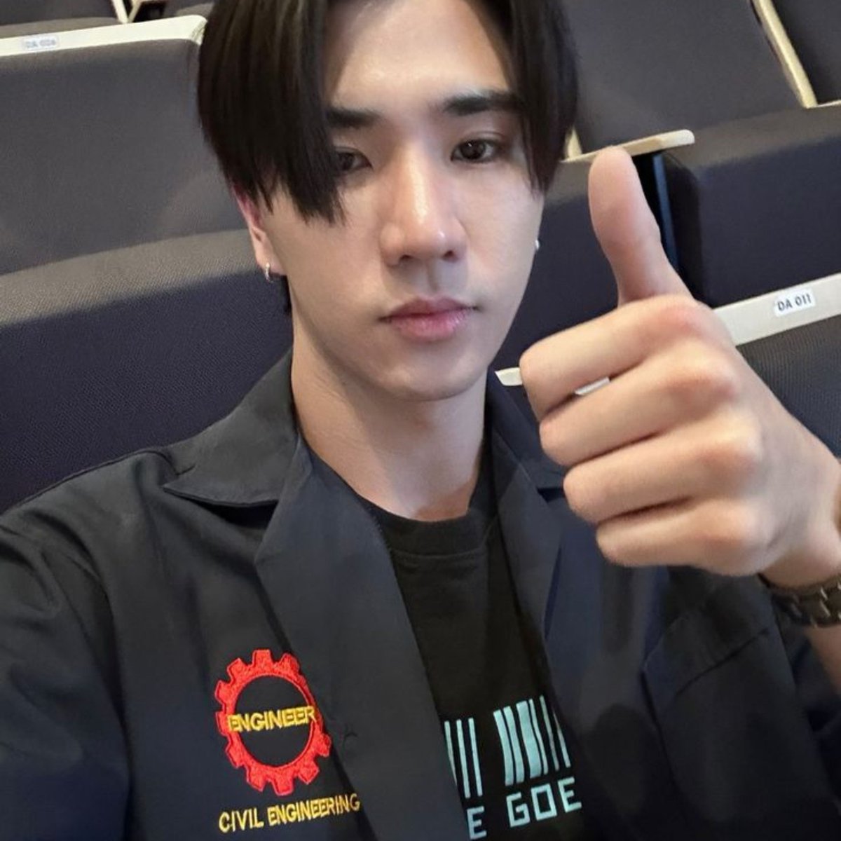 nniearchive's tweet photo. Ini kating gw angkatan 20, dulu ketua panitia yang ngader gw. Orangnya galak banget, mukanya hampir nggak pernah senyum. Tapi kalau udah bareng Kak Santa, wakahim yang cantik itu, beda lagi ceritanya wkwkwkwk.

#PerthSanta https://t.co/65vv4fOPo1