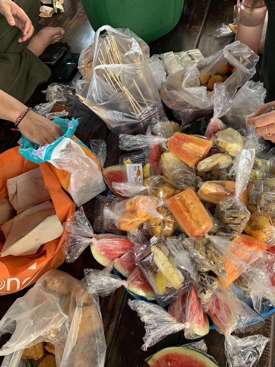 oneamericanoo's tweet photo. Kalau di tempat kalian ada dagang makanan gini dibilangnya apa ya? https://t.co/JjNbXSeI73