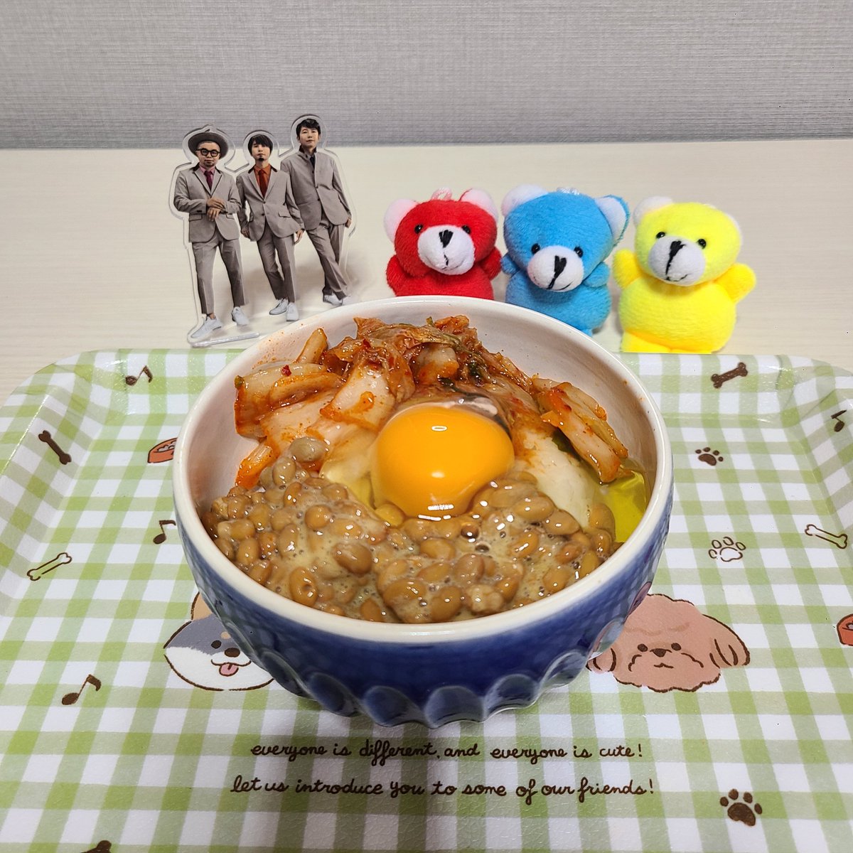 HonoluluGirl's tweet photo. 朝昼めし
卵かけ納豆キムチ丼
あの丸テーブル汚れ取れないし傷が付いたし足の形が独特すぎて掃除しづらすぎるしで処分した🥲 https://t.co/j4xaj66Cf7
