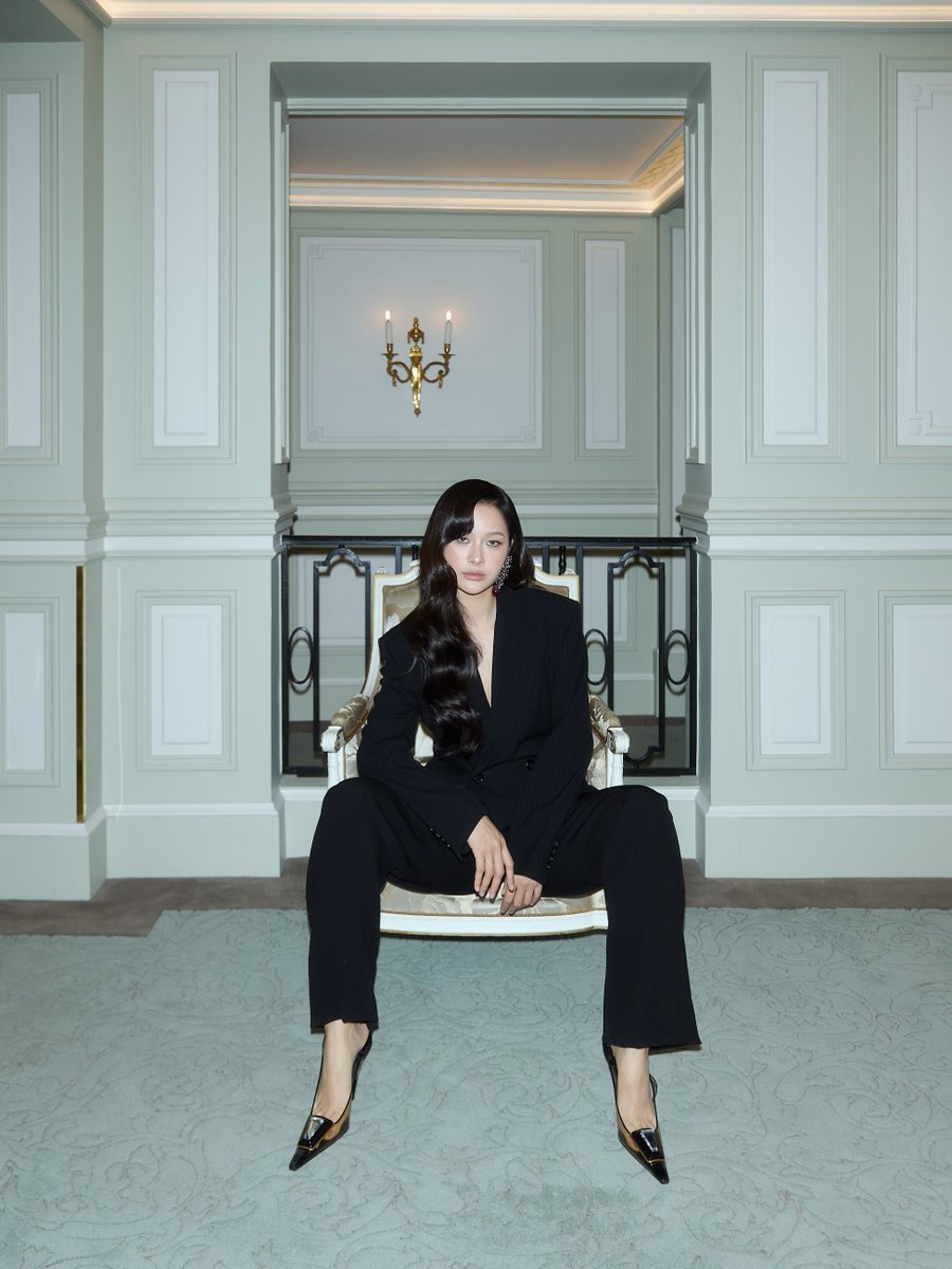 FemNewsTH's tweet photo. "มิ้ลค์ พรรษา" Saint Laurent Brand Ambassador เผยลุคฟร้อนต์โรว์สูทเท่ออลแบล็ค ร่วมชมโชว์ Saint Laurent Women’s Summer 2027 โดยโชว์ครั้งนี้เฉลิมฉลองการทำงานครบ 10 ปีของครีเอทีฟไดเรกเตอร์ Anthony Vaccarello

#YSLxMilkPansa
#SaintLaurentSS27
#MilkPansa
#FEMFashionWeek
#FEMNEWSTH https://t.co/myI96gCCfu