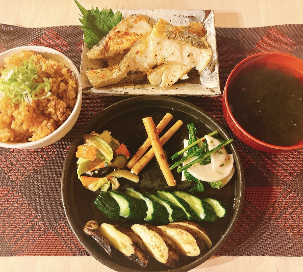 lv810vl's tweet photo. #おうちごはん #自炊 #自炊記録 #料理 #料理日記 #料理好き #和食 #洋食 #朝ごはん #夕ご飯 #秋刀魚刺し #明太子うどん #中華丼 #漬物 https://t.co/Z3RfvLhQgt