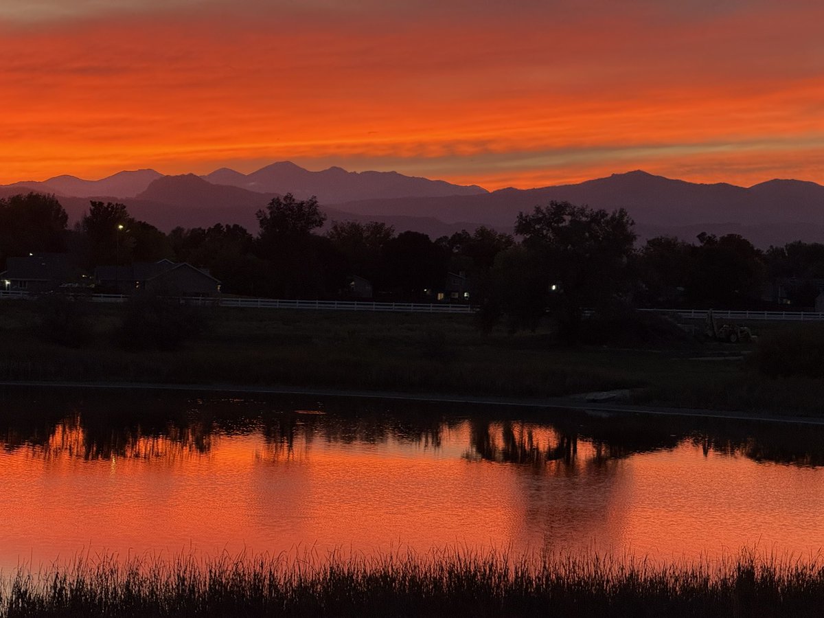 AJMJ723's tweet photo. My aunts backyard in Loveland Colorado, looking at the Rocky Mountains tonight. #sunsetphotography #sunsets #loveland #rockymountains https://t.co/T50rswjyRc