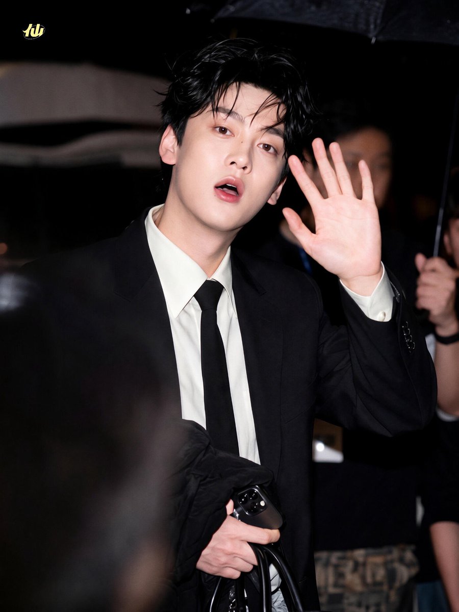 qwertyuioplp99's tweet photo. So handsome!! 👋🏼🙋🏻 https://t.co/TXAJKEJYmZ