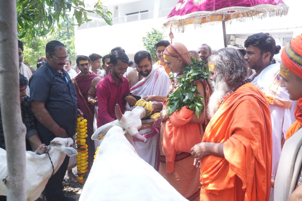 jyotirmathah's tweet photo. गौमाता 😊 राष्ट्रमाता 😊

परमहंसी की चैतन्य मूर्ति भगवती मां राजराजेश्वरी त्रिपुर सुंदरी के दर्शन-पूजन कर जबलपुर में रात्रि-विश्राम 

29 सितम्बर 2026 
गोटेगांव, नरसिंहपु��, मध्य��्रदेश 

'परमाराध्य' परमधर्माधीश उत्तराम्नाय ज्योतिष्पीठाधीश्वर अनन्तश्रीविभूषित जगद्गुरु शंकराचार्य स्वामिश्रीः अविमुक्तेश्वरानंदः सरस्वती '१००८' आज 29 सितम्बर को परमहंसी गंगा आश्रम सहित गोटेगांव एवं आसपास के विभिन्न धार्मिक स्थलों और भक्तों के निवास पर प्रवास हुआ। इस दौरान गौपूजा और  विभिन्न मंदिरों में विधि-विधान से पूजन-अर्चन किया तथा संतों, श्रद्धालुओं एवं मंदिर समितियों के सदस्यों से भेंट किया । 

बगासपुर मन्दिर भ्रमण, खमरिया गांव, झांसी घाट में स्वागत अरविन्द मिश्र जी , कपिल नायक जी, अनिल लाल पटेल जी , अभिषेक चौरसिया जी के घर पादुकापूजन सम्पन्न हुआ 

जबलपुर पहुंचकर भगवती बगलामुखी माता के दर्शन पूजन क��� अनन्तर उभयपीठ सचिव आदरणीय ब्रह्मचारी सुबुद्धानन्द जी महाराज के स्वास्थ्य की जानकारी ली । साथ बैठकर पुराने संस्मरण की चर्चा हुई । 

दिनभर अनेकों कार्यक्रम में सम्मिलित हुए पूज्यपाद 🙏🙏 

#shankaracharya #Jyotirmath #sanatandharma #avimukteshwarananad #avimukteshwaranandsaraswati
               https://t.co/X3CTYjG9lP