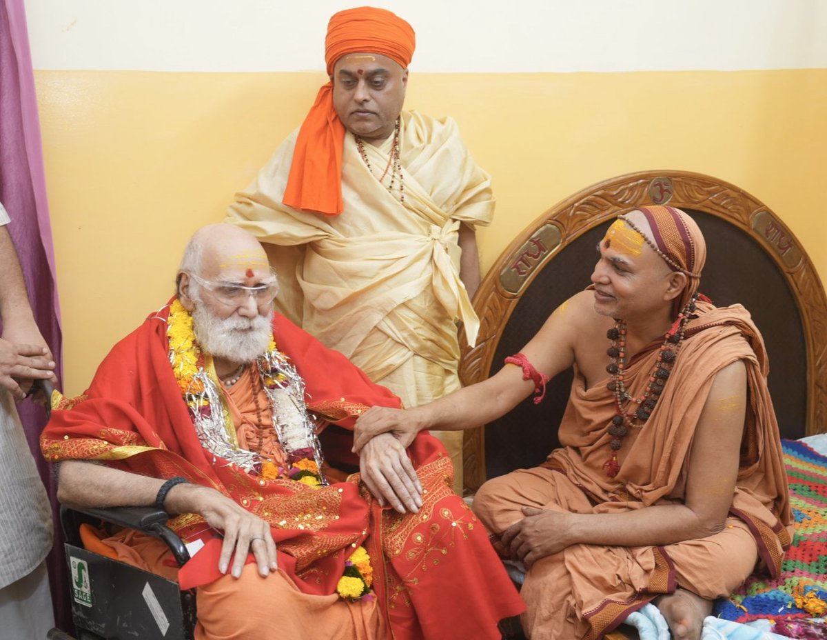 jyotirmathah's tweet photo. गौमाता 😊 राष्ट्रमाता 😊

परमहंसी की चैतन्य मूर्ति भगवती मां राजराजेश्वरी त्रिपुर सुंदरी के दर्शन-पूजन कर जबलपुर में रात्रि-विश्राम 

29 सितम्बर 2026 
गोटेगांव, नरसिंहपु��, मध्य��्रदेश 

'परमाराध्य' परमधर्माधीश उत्तराम्नाय ज्योतिष्पीठाधीश्वर अनन्तश्रीविभूषित जगद्गुरु शंकराचार्य स्वामिश्रीः अविमुक्तेश्वरानंदः सरस्वती '१००८' आज 29 सितम्बर को परमहंसी गंगा आश्रम सहित गोटेगांव एवं आसपास के विभिन्न धार्मिक स्थलों और भक्तों के निवास पर प्रवास हुआ। इस दौरान गौपूजा और  विभिन्न मंदिरों में विधि-विधान से पूजन-अर्चन किया तथा संतों, श्रद्धालुओं एवं मंदिर समितियों के सदस्यों से भेंट किया । 

बगासपुर मन्दिर भ्रमण, खमरिया गांव, झांसी घाट में स्वागत अरविन्द मिश्र जी , कपिल नायक जी, अनिल लाल पटेल जी , अभिषेक चौरसिया जी के घर पादुकापूजन सम्पन्न हुआ 

जबलपुर पहुंचकर भगवती बगलामुखी माता के दर्शन पूजन क��� अनन्तर उभयपीठ सचिव आदरणीय ब्रह्मचारी सुबुद्धानन्द जी महाराज के स्वास्थ्य की जानकारी ली । साथ बैठकर पुराने संस्मरण की चर्चा हुई । 

दिनभर अनेकों कार्यक्रम में सम्मिलित हुए पूज्यपाद 🙏🙏 

#shankaracharya #Jyotirmath #sanatandharma #avimukteshwarananad #avimukteshwaranandsaraswati
               https://t.co/X3CTYjG9lP