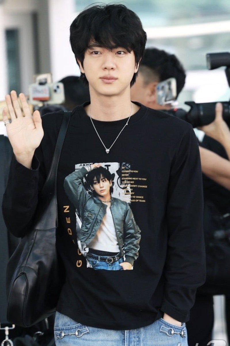 moon09111013's tweet photo. ジンくんㅋㅋㅋ
グクのTシャツ着てる😂❤️

HAVE A SAFE FLIGHT✈️ https://t.co/M1iIJr9oiB