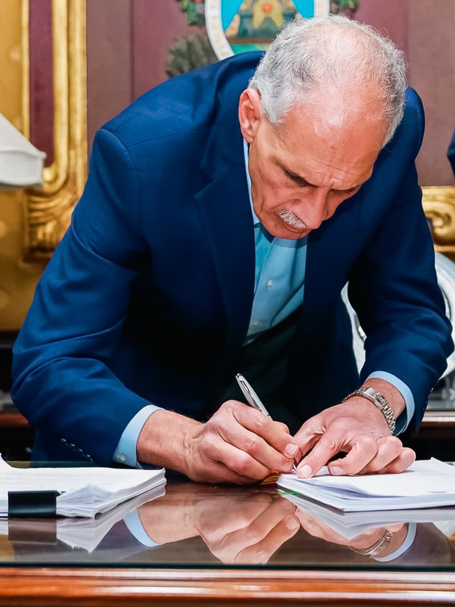 hnpresidencia's tweet photo. El presidente de la República, Nasry Asfura, sancionó este martes en Casa Presidencial la Ley de Energía Eléctrica, una normativa orientada a transformar y fortalecer el sistema eléctrico nacional.

#UnGobiernoQueHace🇭🇳 https://t.co/4BQyjA9qVD