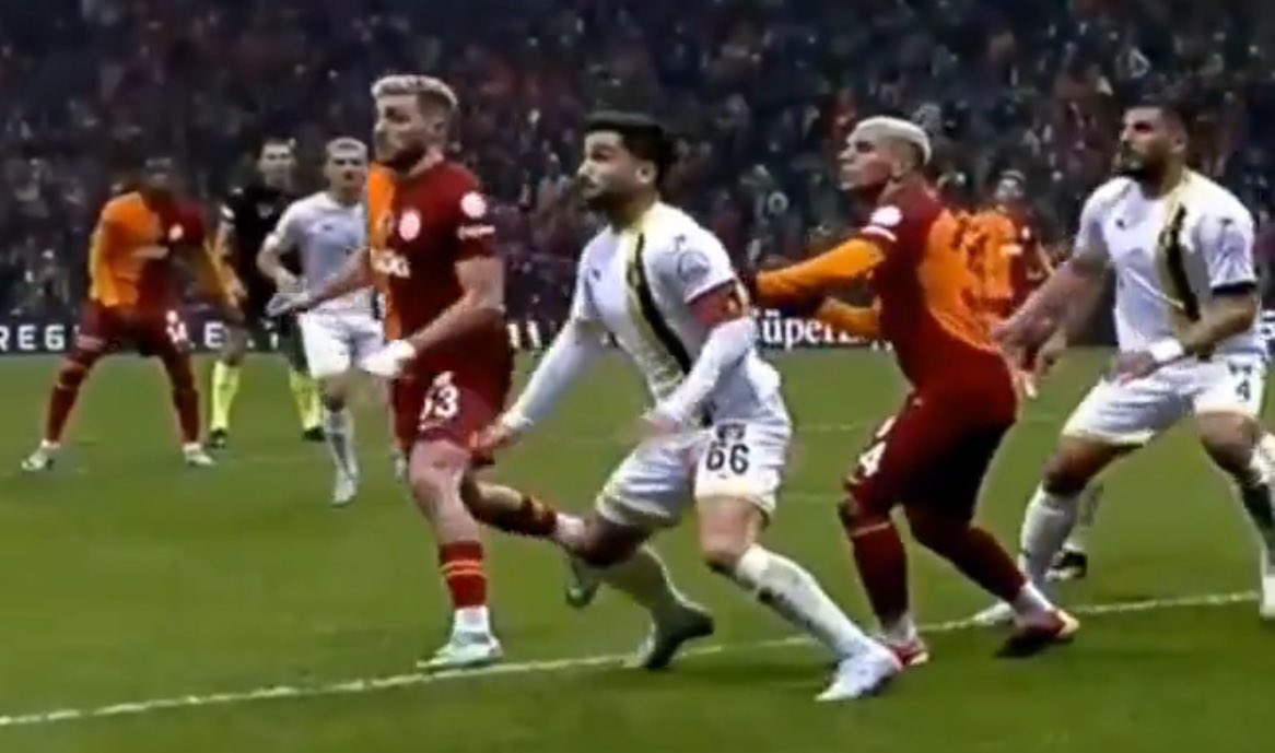 Alexdeouzaaaa's tweet photo. @pirpirkanat14 Küme düşmüş istanbulspor 2-0 yapıyor maçı ama o da ne! hakem gs lehine penaltı çalıyor. https://t.co/RjIdGflTyr