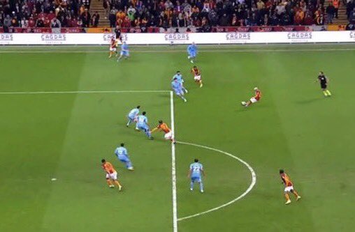 Alexdeouzaaaa's tweet photo. @pirpirkanat14 Küme düşmüş istanbulspor 2-0 yapıyor maçı ama o da ne! hakem gs lehine penaltı çalıyor. https://t.co/RjIdGflTyr