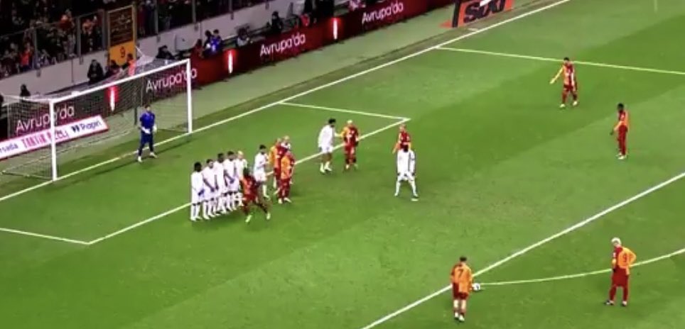 Alexdeouzaaaa's tweet photo. @pirpirkanat14 Küme düşmüş istanbulspor 2-0 yapıyor maçı ama o da ne! hakem gs lehine penaltı çalıyor. https://t.co/RjIdGflTyr