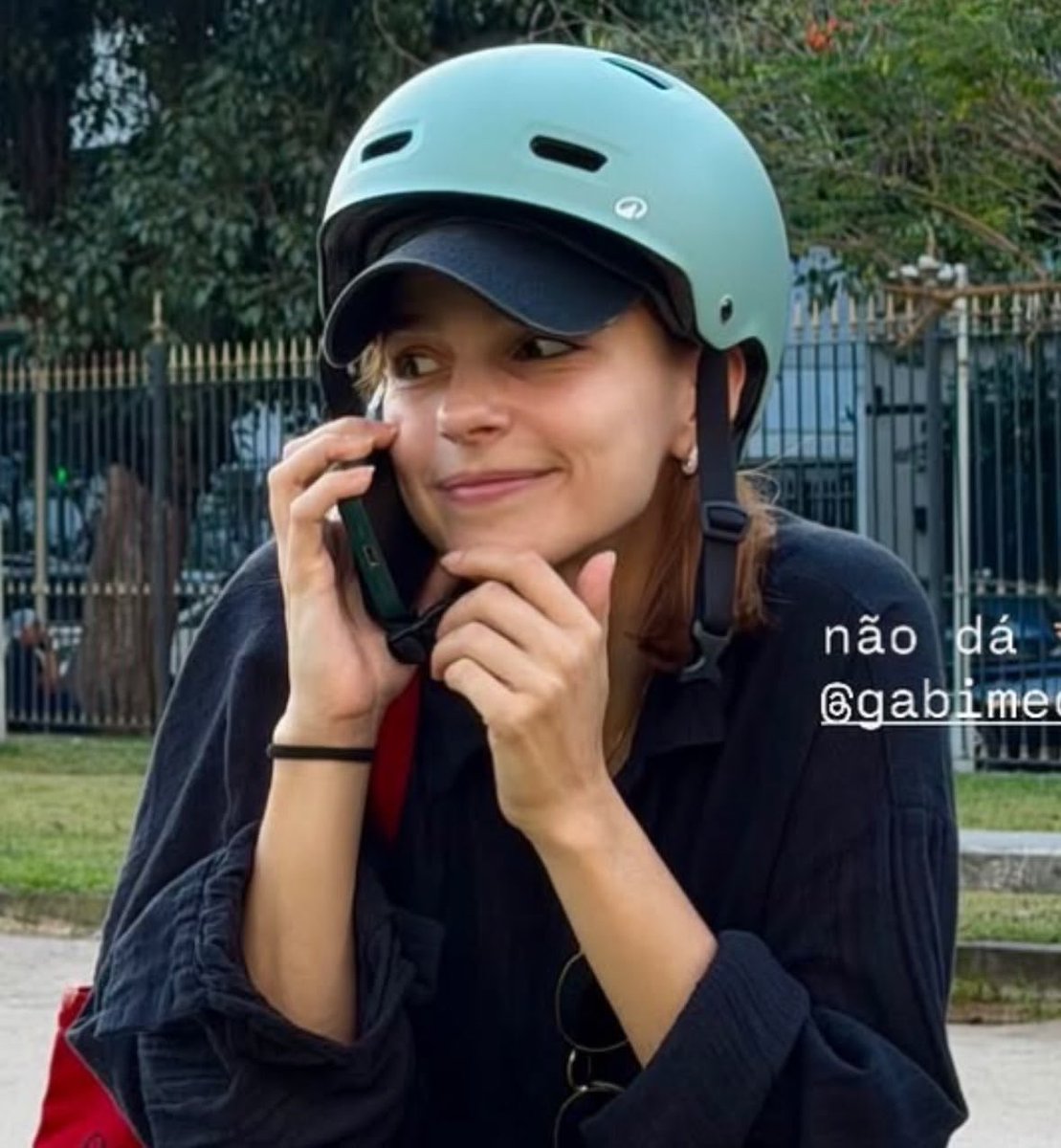bonesdagabimedv's tweet photo. com capacete E boné vale? https://t.co/ffosuhAI6C