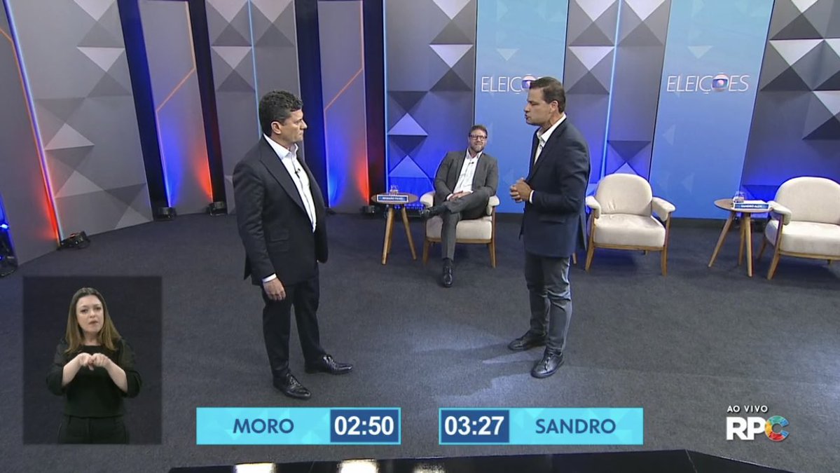 RickSouza's tweet photo. O Requião rindo no fundo enquanto pau tá torando, que formato maravilhoso https://t.co/g4cwCt8iN6