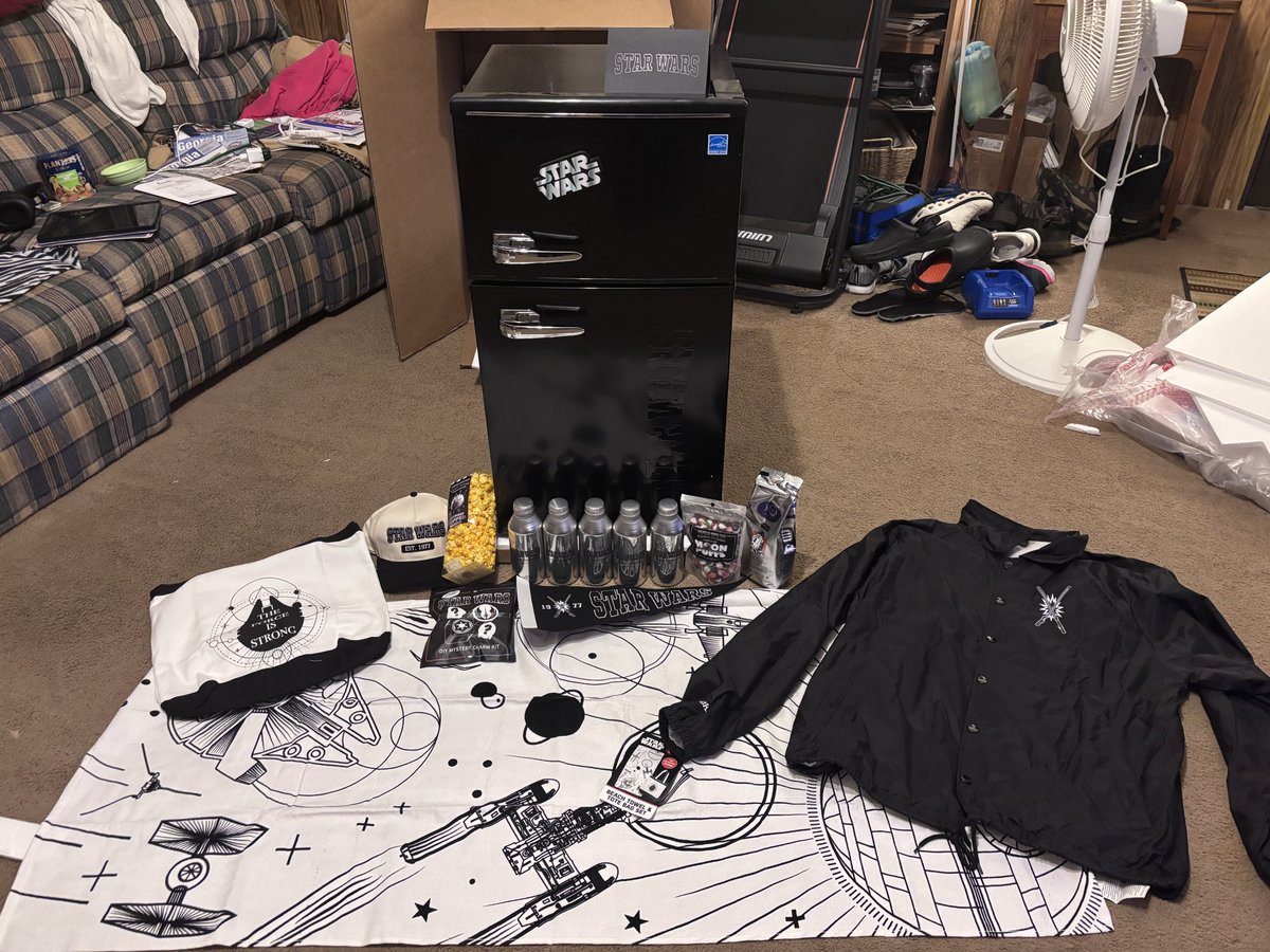 tbbsoka's tweet photo. so.. i received a MINI FRIDGE FULL OF GIFTS FROM @starwars ⁉️⁉️

this is genuinely the coolest thing i’ve ever received, and i couldn’t be more thankful to swagmin for thinking of me :’) i love star wars &amp; every wonderful thing it’s given me 😭💗🫶

small details below ⬇️ https://t.co/QbKBcOmzfU