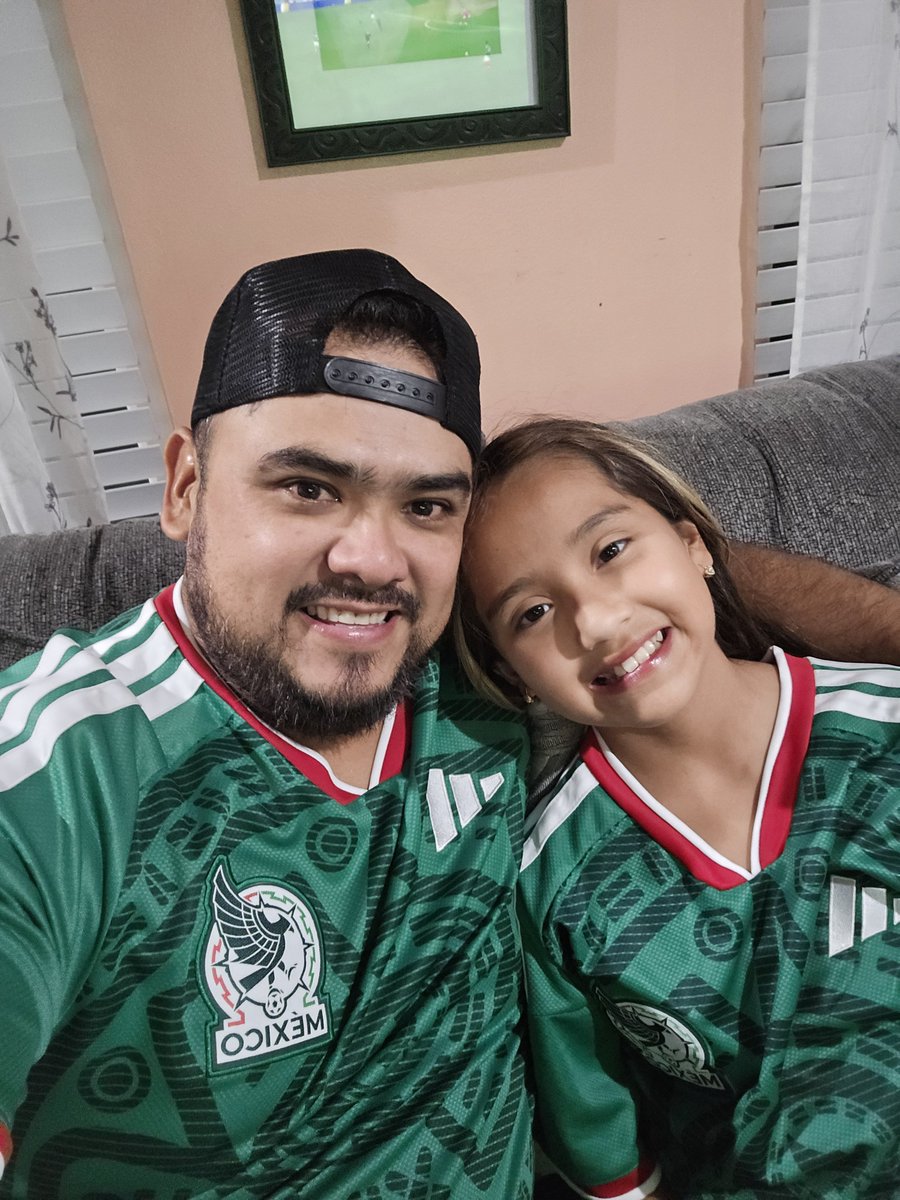 Cham18rm's tweet photo. Apoyando @miseleccionmx
Con mi hija Roselyn saludos desde Lexington Kentucky #LaNuevaEra @AztecaDeportes https://t.co/D72WA0ynfq