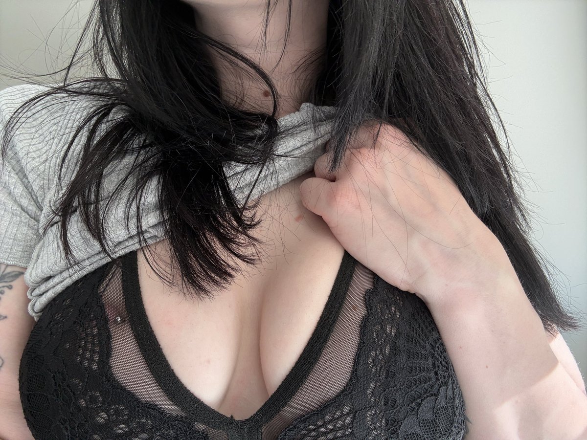 glizzzabeth's tweet photo. Feeling extra evil https://t.co/6ClKaEiU14