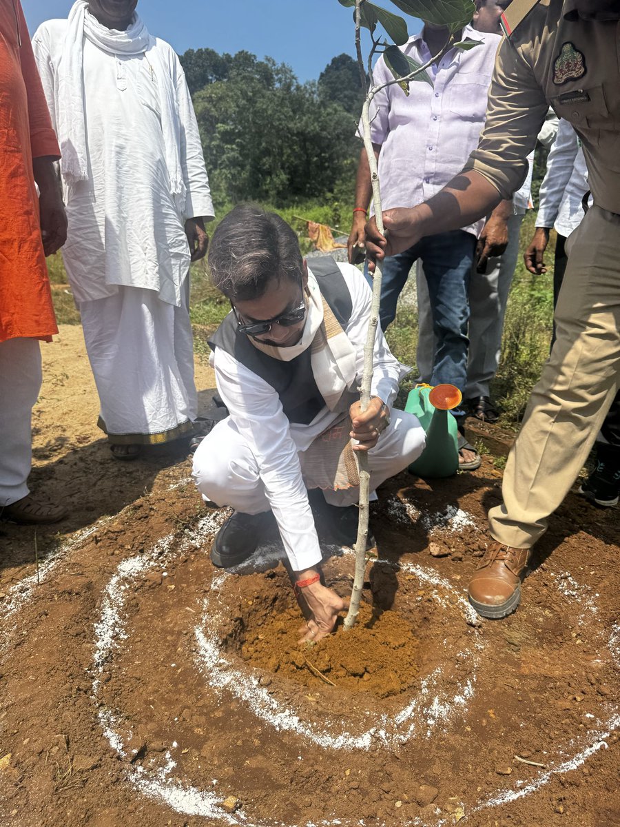 PtAnupammishra's tweet photo. एक पौधा, एक नई उम्मीद।
आइए, पौधे लगाएँ, प्रकृति बचाएँ और आने वाली पीढ़ियों के लिए हराभरा भविष्य बनाएँ। 🌳💚
आज का पौधा, कल की साँस। #rld https://t.co/BWPtde8AXE