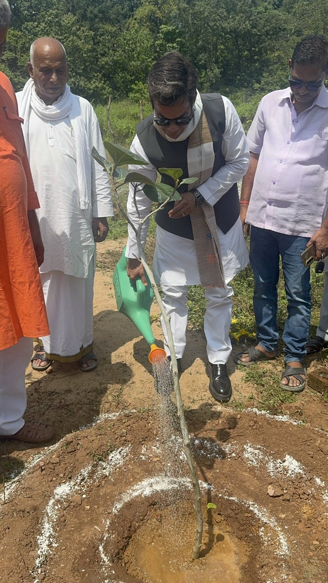 PtAnupammishra's tweet photo. एक पौधा, एक नई उम्मीद।
आइए, पौधे लगाएँ, प्रकृति बचाएँ और आने वाली पीढ़ियों के लिए हराभरा भविष्य बनाएँ। 🌳💚
आज का पौधा, कल की साँस। #rld https://t.co/BWPtde8AXE