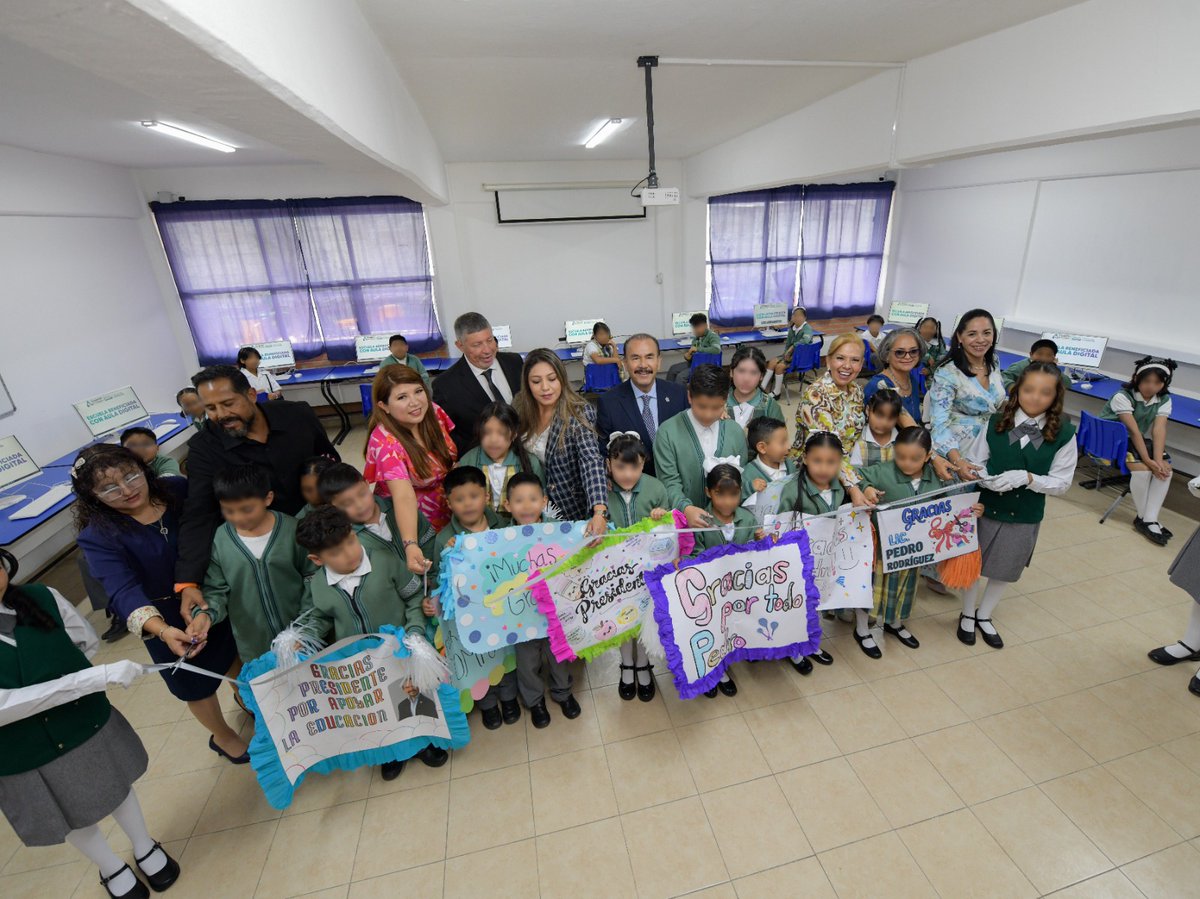 Pedro_RVillegas's tweet photo. Me dio mucha alegría regresar a la Primaria Sor Juana Inés de la Cruz, en Lomas de Monte María, y entregar la rehabilitación de su techado y una nueva aula digital. https://t.co/EnZndBLZLo