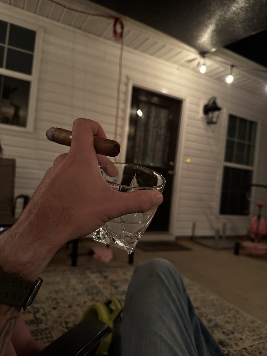 LSSwapYoMomma's tweet photo. Same whiskey
Perdomo Habano cigar. Not my favorite but it’s pretty good. Ol lady always buys a few she knows I like and a few to try before I come home. Shes next to me. We’re enjoying the back porch https://t.co/lgfFEKe4w9