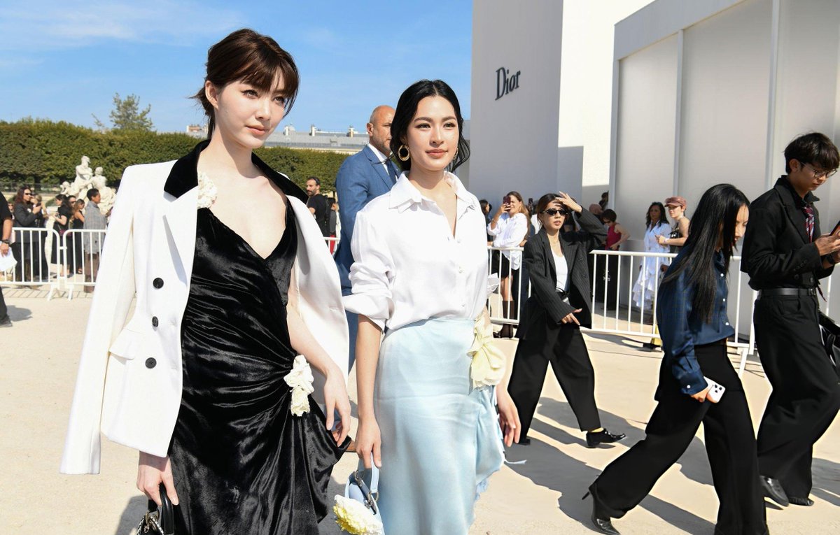 VE_LO1127's tweet photo. LINGORM BA DIOR AT PFW
#DiorSummer27xLingOrm
#LinglingKwong #OrmKornnaphat 
#LingOrm #Dior #DiorSummer27 #PFW https://t.co/2gPGONATOo