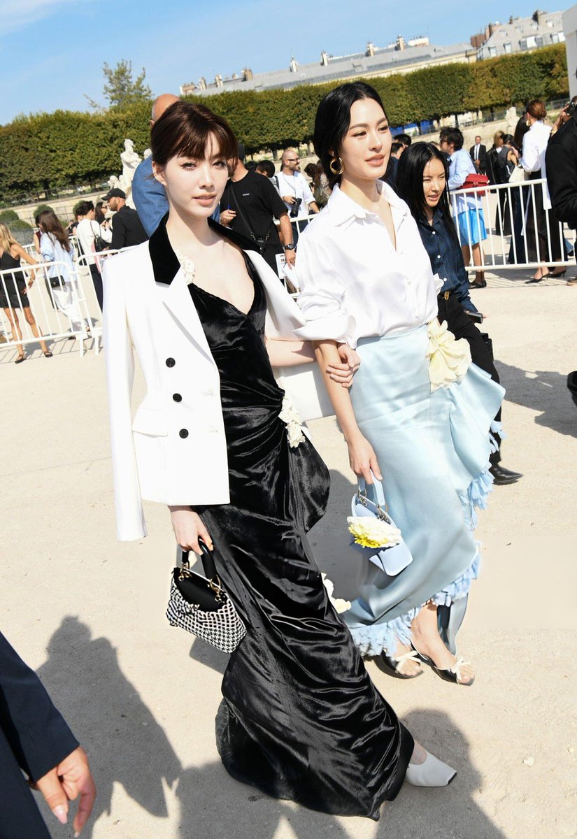 VE_LO1127's tweet photo. LINGORM BA DIOR AT PFW
#DiorSummer27xLingOrm
#LinglingKwong #OrmKornnaphat 
#LingOrm #Dior #DiorSummer27 #PFW https://t.co/2gPGONATOo