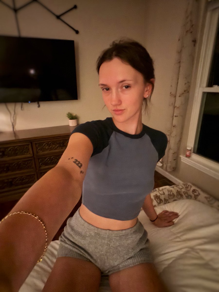 addicted2harper's tweet photo. being responsible is boring🖤

bad decisions are so much hotter🧸💗 https://t.co/iY40F9pmWr