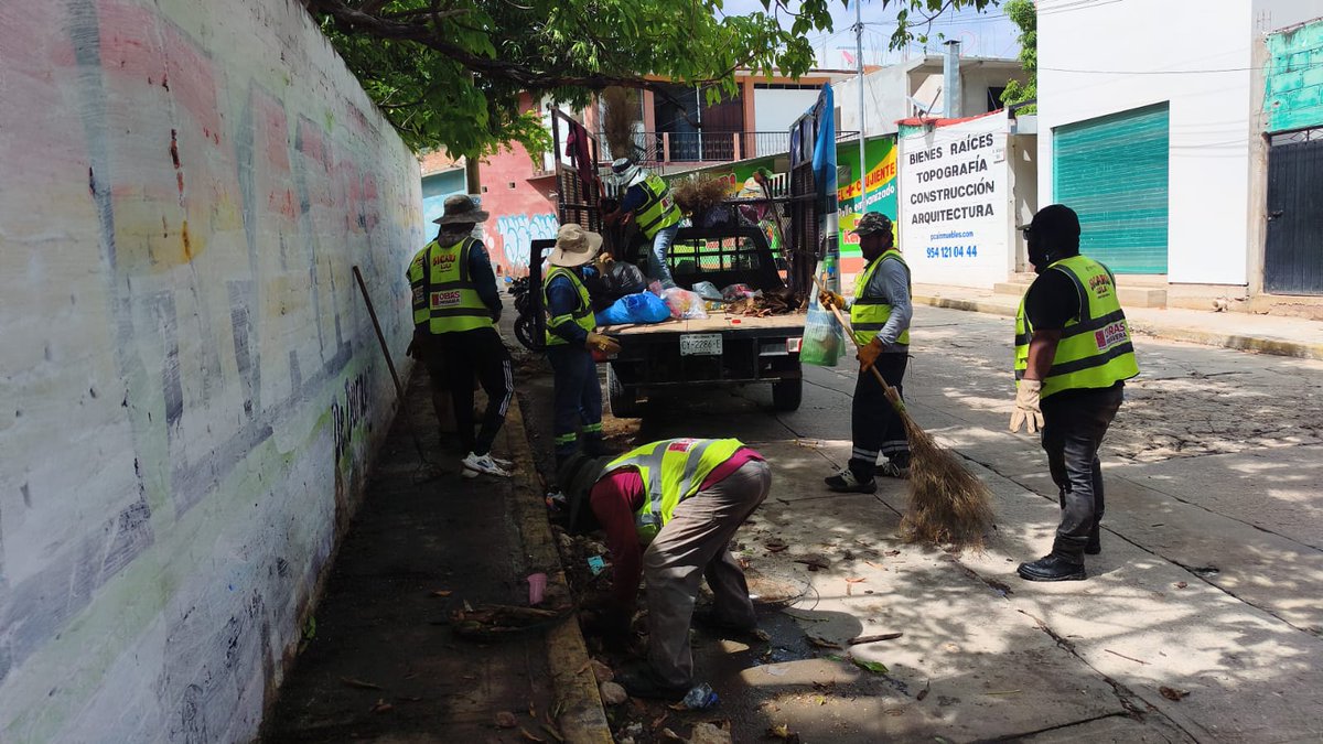 ahoraoaxacanot's tweet photo. 🧹🌊 Jara Cruz pone en marcha operativo ¡Limpiemos Puerto!
|#LimpiemosPuerto |#SaneamientoAmbiental | #GobiernoDeOaxaca
Nota aquí ⬇️
https://t.co/0sKFXZWfTK https://t.co/uYOYgLZaAM