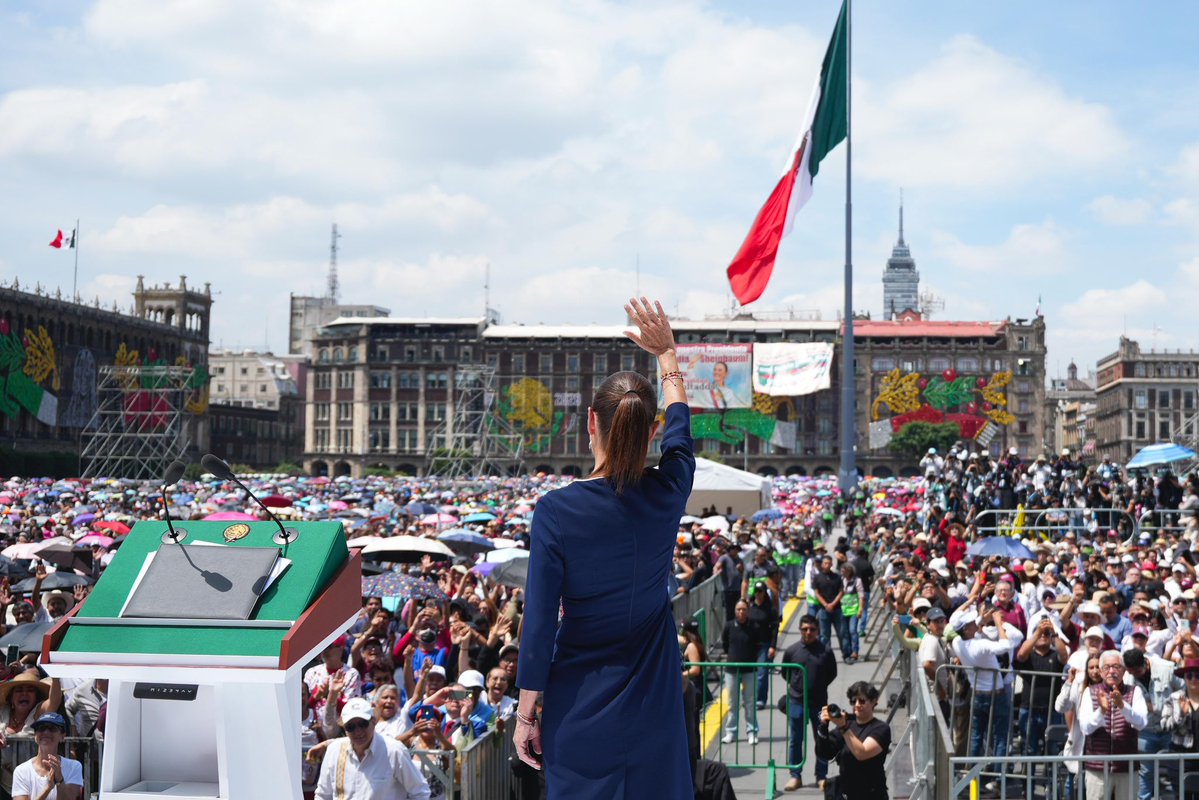 arlinmedrano_'s tweet photo. 🇲🇽 La Presidenta @Claudiashein gana jugada maestra y se adelanta al intervencionismo.

Hoy el Congreso de la Unión (@Mx_Diputados y @senadomexicano) aprobó que las y los presidentes y gobernadores tengan una sola nacionalidad: la mexicana.

Un portazo a los vendepatrias que piden línea desde Washington. En México no llegarán al poder perfiles como los que hoy gobiernan en América Latina:

🇨🇴 Abelardo de la Espriella (Colombia): colombiano, estadounidense e italiano.

🇪🇨 Daniel Noboa (Ecuador): nació en Miami. Ecuatoriano y estadounidense.

🇦🇷 Javier Milei (Argentina): argentino e italiano. Giorgia Meloni le otorgó la ciudadanía en diciembre de 2024, por la vía rápida siendo presidente.

🇧🇴 Rodrigo Paz (Bolivia): boliviano y español. Nació en Santiago de Compostela.

Porque quien gobierna nuestra patria a ella y solo a ella se debe.