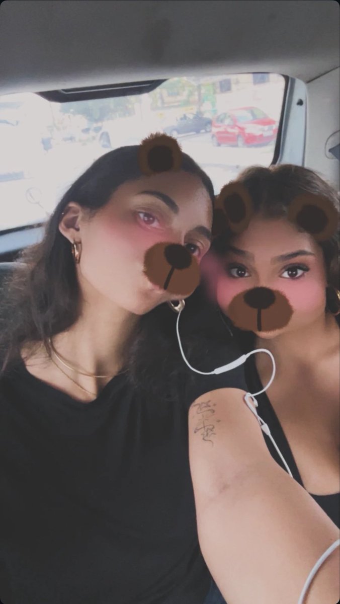 sarahgalvv's tweet photo. Estou MORRENDO de saudades da CLACLA BIUTA, minha pessoa FAVORITA DA VIDA e que eu AMO MUITO. Não trocaria minha amiga por NINGUÉM nesse mundo!!! https://t.co/xATPKMmIhp