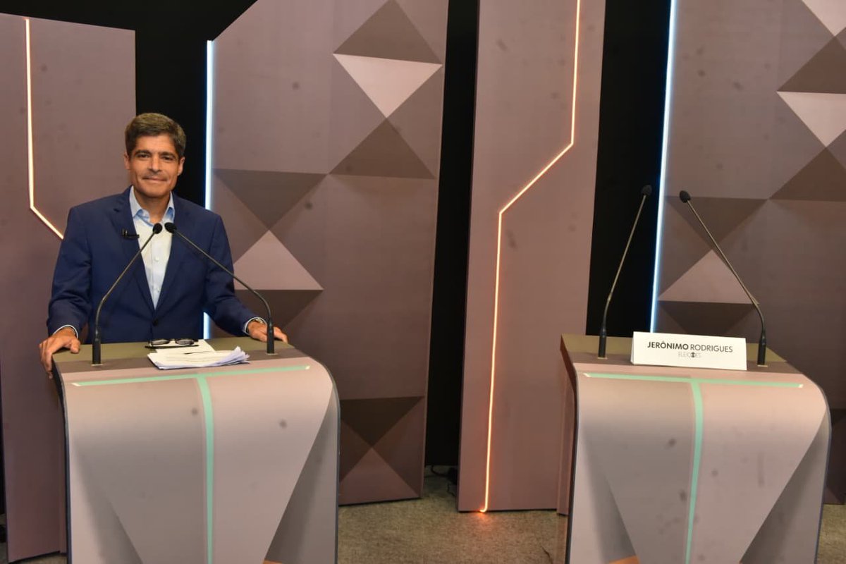 eixopolitico's tweet photo. 🇧🇷 Governador Jerônimo Rodrigues (PT) falta a debate da Rede Bahia para acompanhar agenda de Lula em Salvador. Já Ronaldo Mansur (PSOL) sofreu acidente de carro e está internado com politraumatismos.

Com as duas ausências, o único presente é ACM Neto (União Brasil). https://t.co/xycwgBpMAY