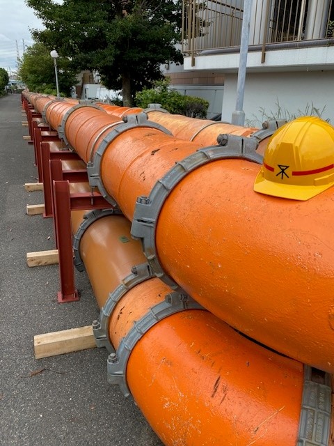gesuidou_osaka's tweet photo. 「なにわ大放水路」の雨水ポンプが運転不能となっている事象を踏まえ、貯留した雨水の排水能力を増強する作業を進めています。
写真は増強した仮設ポンプでくみ上げた雨水を放流先まで運ぶための鉄管（口径50cm、4本）です。10月１日から運転可能となりました。
https://t.co/eYxlE68b54 https://t.co/TZz4HL9Udb