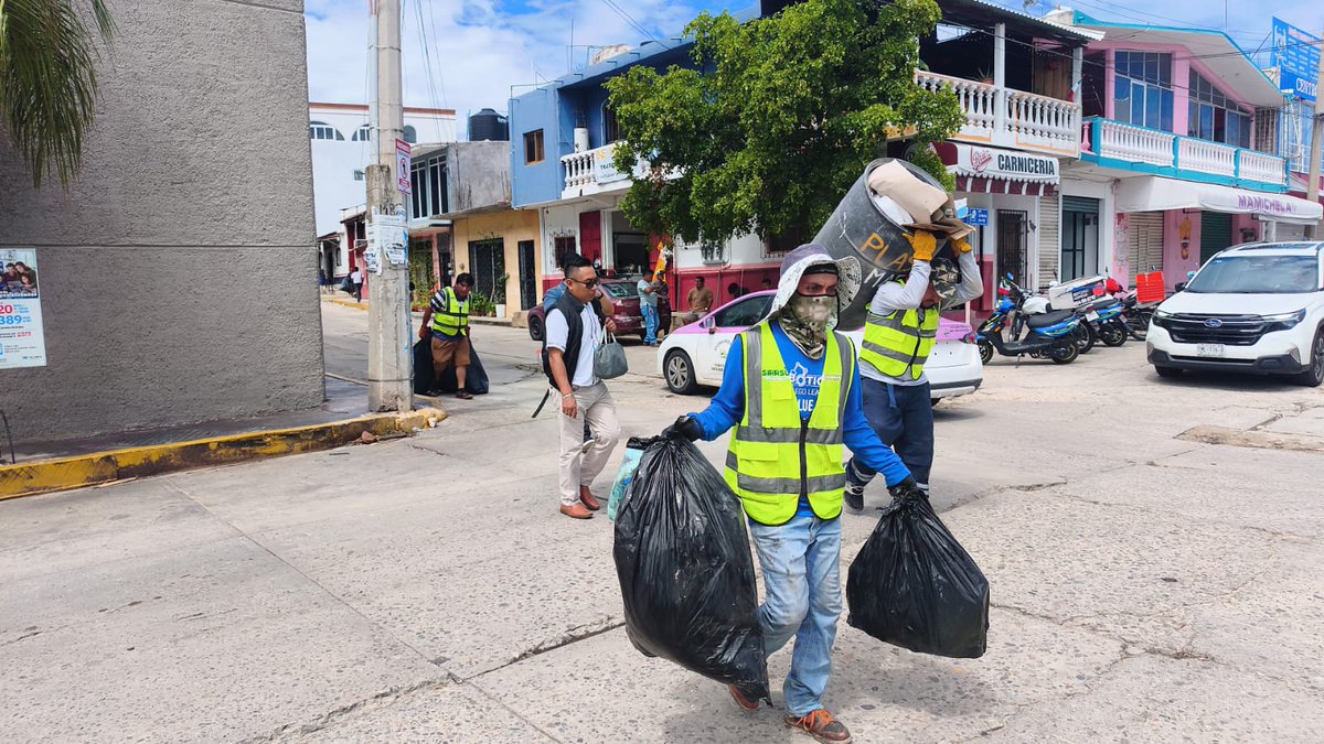ahoraoaxacanot's tweet photo. 🧹🌊 Jara Cruz pone en marcha operativo ¡Limpiemos Puerto!
|#LimpiemosPuerto |#SaneamientoAmbiental | #GobiernoDeOaxaca
Nota aquí ⬇️
https://t.co/0sKFXZWfTK https://t.co/uYOYgLZaAM