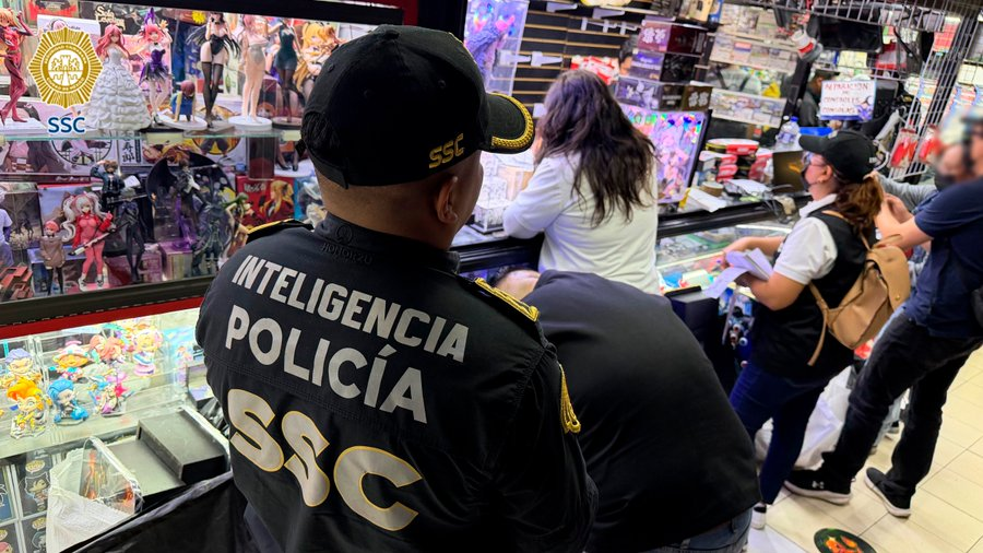 nacholozano's tweet photo. 477 piezas, con un valor estimado de 1 millón 264 mil 900 pesos, fueron aseguradas durante la #OperaciónLimpieza que realizó la #SSC de la #CDMX en la #FrikiPlaza, #FanCenter y #PlazaMeave, ubicadas en el #CentroHistórico.

La mercancía decomisada está relacionada con videojuegos, consolas, accesorios y figuras coleccionables, que presuntamente infringen derechos de propiedad intelectual.
