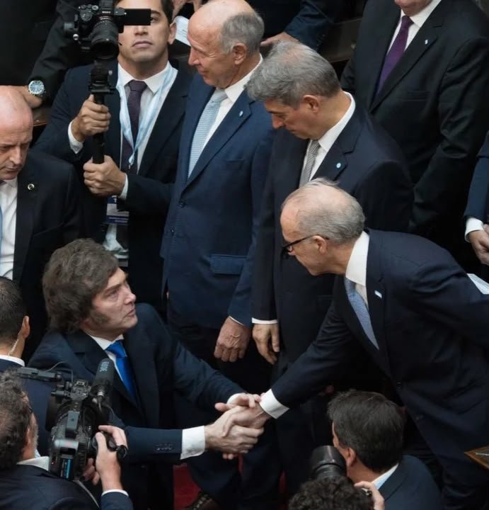 Naty_Zaracho's tweet photo. La Corte Suprema corrupta y antipatria avala la derogación de la Ley de Tierras del Gobierno.  Los argentinos ya les dijimos que no queremos rifar el país. Hay que voltear este fallo en el Congreso y en la calle. https://t.co/mGWv9jTfKZ