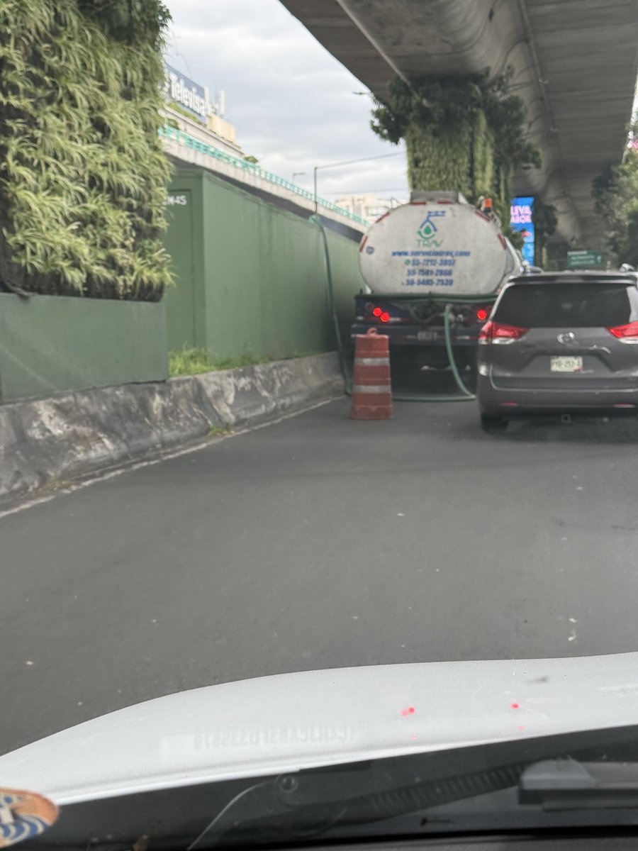 VickySedas's tweet photo. Es increíble, martes a las 16.00 hrs, la pipa suministrando agua, y causando más tránsito en una de las zonas más conflictivas, lateral de periférico, frente estacionamiento del ITAM!! @SEMOVI_GobOax @LopezCasarinJ @AlcaldiaAO https://t.co/rktJ5gvVhO