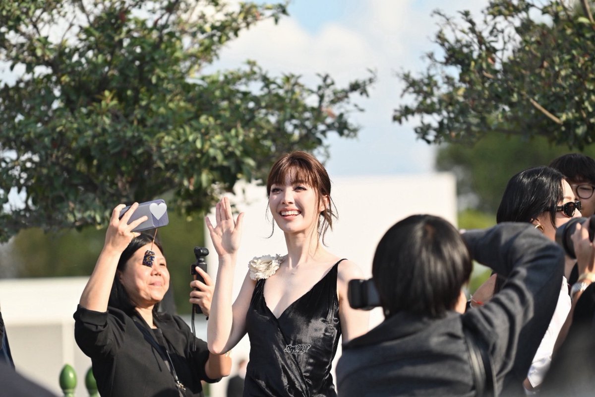 ORMKORNHOMETH's tweet photo. Orm Kornnaphat represents Dior with such natural refinement, making her Brand Ambassador presence beautifully suited to Dior Summer 27 Paris Fashion Week.

LINGORM BA DIOR AT PFW
#DiorSummer27xLingOrm
#OrmKornnaphat
#DiorSummer27 #Dior #PFW
@ormmormm @Dior https://t.co/GKTrxwvNwe