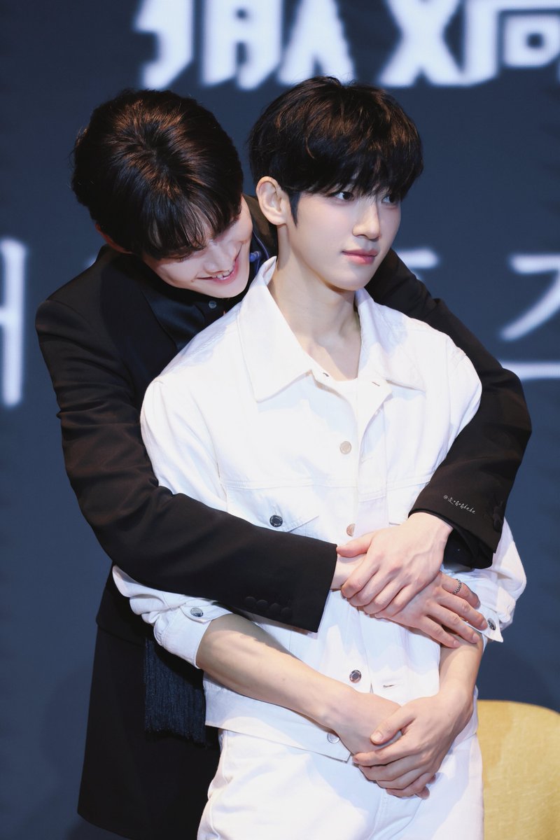 yoohyepham's tweet photo. #YOONSIK_SIWOO_PFWSS27 #PARKSIWOOPFWSS27 #KIMYOONSIKPFWSS27 Hai anh em phải thật tỏa sáng nha https://t.co/VJjlkdVzqd