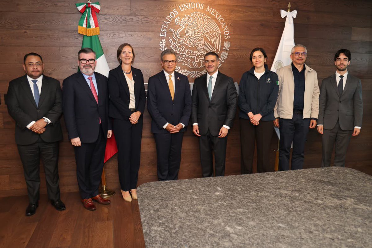 OHarfuch's tweet photo. Hoy nos reunimos con representantes del @BizCouncilofCan, encabezados por su presidente y CEO, @goldyhyder, con quienes dialogamos sobre el fortalecimiento de la cooperación entre México y Canadá en materia de seguridad.

Compartimos los avances de la estrategia de seguridad encabezada por la Presidenta @Claudiashein. Durante el encuentro, los representantes del Business Council of Canada reconocieron las acciones impulsadas por el Gobierno de México y el trabajo que realizamos desde la @SSPCMexico para fortalecer la inteligencia e investigación.

Agradecemos su disposición para trabajar de manera coordinada y continuar fortaleciendo el intercambio de experiencias y mejores prácticas, particularmente en inteligencia y ciberseguridad, en beneficio de ambas naciones.