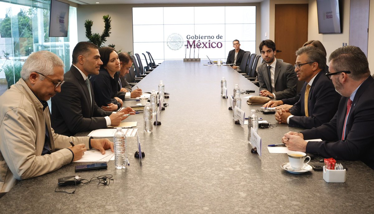 OHarfuch's tweet photo. Hoy nos reunimos con representantes del @BizCouncilofCan, encabezados por su presidente y CEO, @goldyhyder, con quienes dialogamos sobre el fortalecimiento de la cooperación entre México y Canadá en materia de seguridad.

Compartimos los avances de la estrategia de seguridad encabezada por la Presidenta @Claudiashein. Durante el encuentro, los representantes del Business Council of Canada reconocieron las acciones impulsadas por el Gobierno de México y el trabajo que realizamos desde la @SSPCMexico para fortalecer la inteligencia e investigación.

Agradecemos su disposición para trabajar de manera coordinada y continuar fortaleciendo el intercambio de experiencias y mejores prácticas, particularmente en inteligencia y ciberseguridad, en beneficio de ambas naciones.
