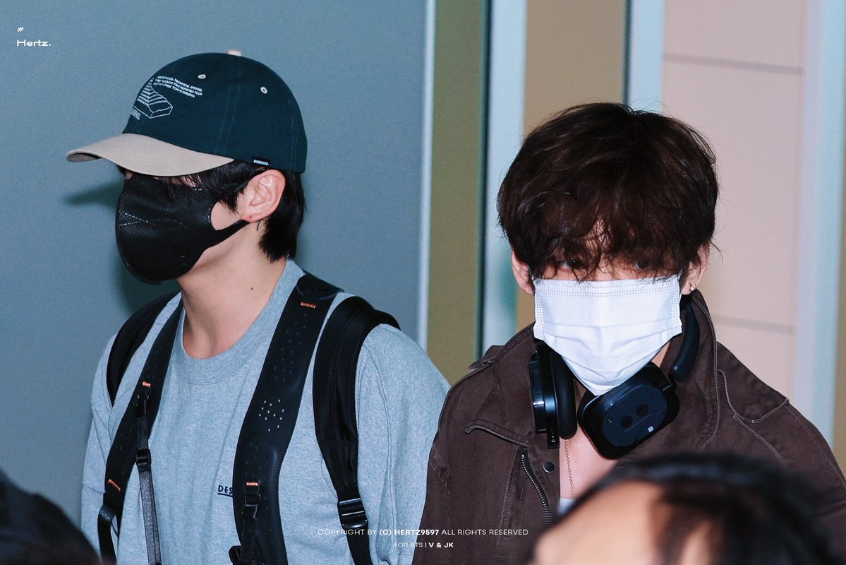 Hertz9597's tweet photo. 260930 ICN  
Safe flight!🥹🥹

#뷔 #태형 #TAEHYUNG  
#정국 #JUNGKOOK  
#방탄소년단 #BTS @BTS_twt https://t.co/vQ40gbP00a