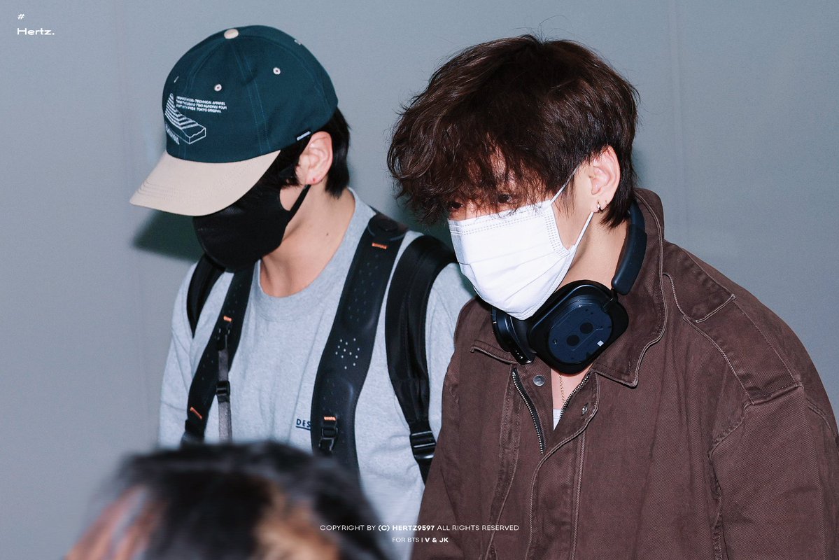 Hertz9597's tweet photo. 260930 ICN  
Safe flight!🥹🥹

#뷔 #태형 #TAEHYUNG  
#정국 #JUNGKOOK  
#방탄소년단 #BTS @BTS_twt https://t.co/vQ40gbP00a