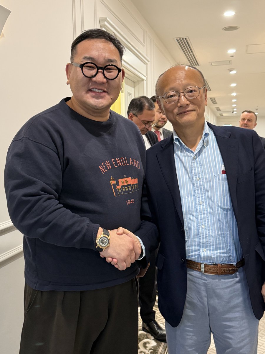 Asashoryu's tweet photo. Азийн хөгжлийн банкны ерөнхийлөгч Канда Масато патиар татуулав. Дээлийн шинэ хүний хуучин гэж. Хундага тулган уулзахаар😁🇯🇵 https://t.co/DfLrx5s7YR