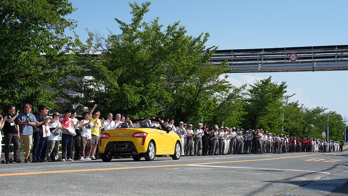 HelloDaihatsu's tweet photo. OPEN FUTURE DAY、ありがとう #コペン

最後のコペンが生産ラインを旅立つ日にイベント参加者、社員約200人の花道で見送りました💐

コペンと過ごした時間にありがとう。
また“その日”まで。Keep it OPEN！

#THANKSCOPEN
#COPEN

アーカイブ公開中👇
https://t.co/uNA6CnCahh https://t.co/9shRgSBBNN