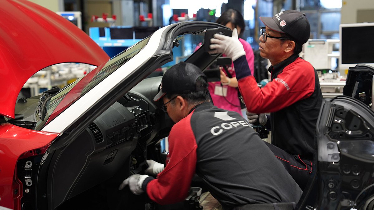 HelloDaihatsu's tweet photo. OPEN FUTURE DAY、ありがとう #コペン

最後のコペンが生産ラインを旅立つ日にイベント参加者、社員約200人の花道で見送りました💐

コペンと過ごした時間にありがとう。
また“その日”まで。Keep it OPEN！

#THANKSCOPEN
#COPEN

アーカイブ公開中👇
https://t.co/uNA6CnCahh https://t.co/9shRgSBBNN