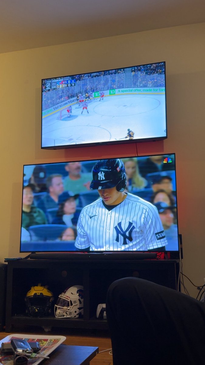ThurgoodJesus's tweet photo. Average New York giants/knicks fan watching my other two teams that I know nothing about. At least I’m optimizing ts https://t.co/UTQXenSAIb