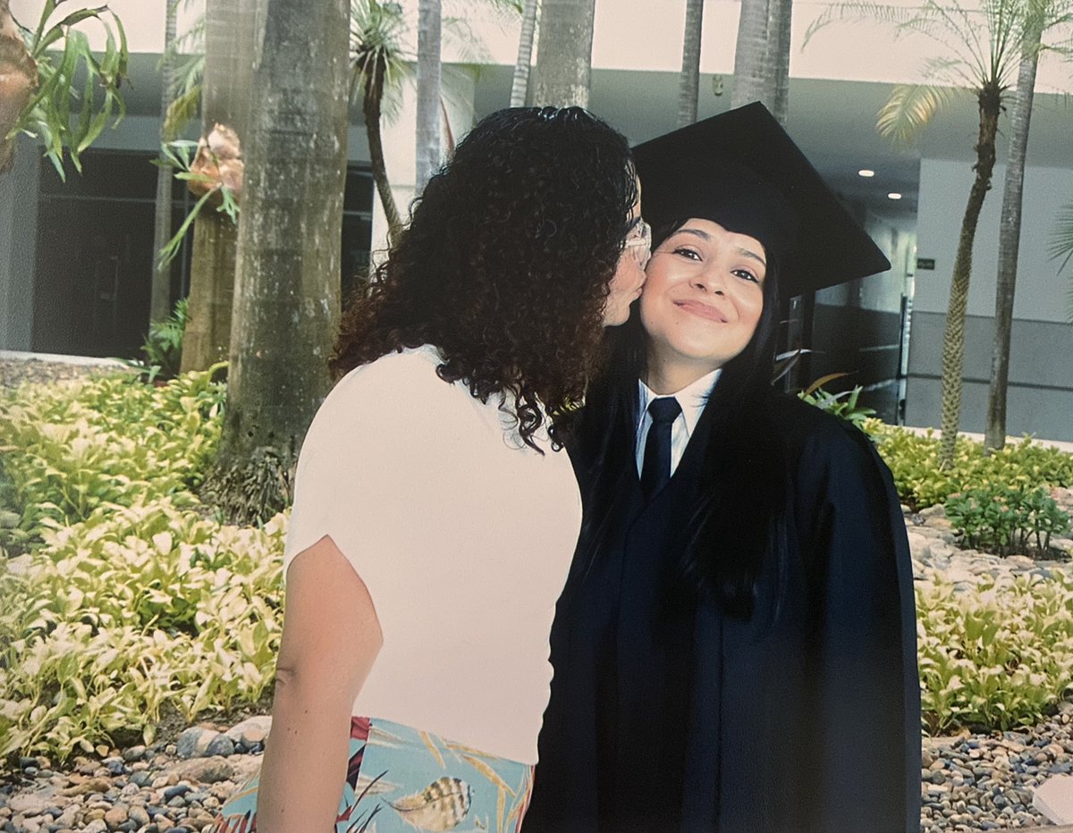 Malejac0518's tweet photo. Nunca he sido apegada y tampoco he sido esa persona cariñosa, pero de las cosas que me siento más afortunada en la vida es tenerte como hermana y que siempre has sido esa guía en los momentos difíciles, has cuidado de mi y has estado ahi para celebrar mis triunfos ❤️❤️❤️ https://t.co/553mkEyfAF