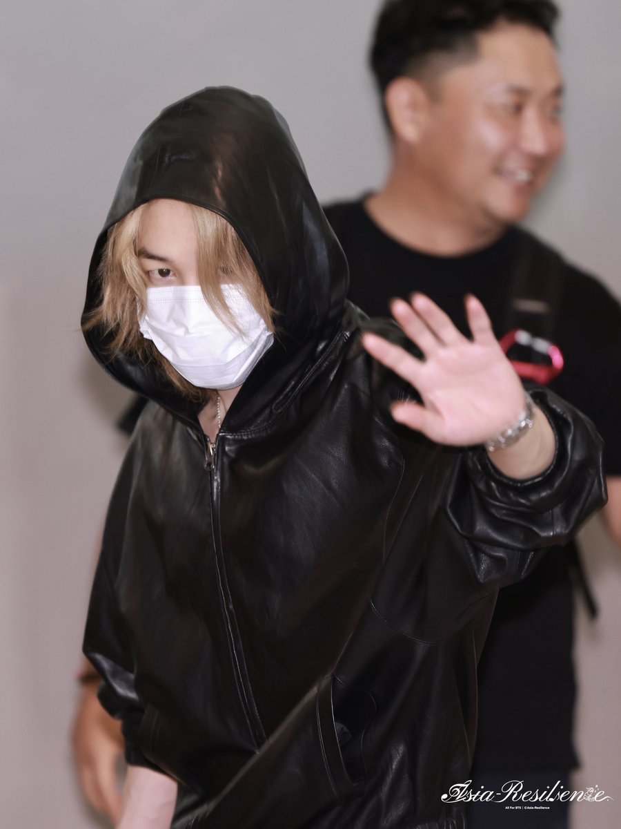 jiminourdiva's tweet photo. He’s so fuckingg beautiful omggg https://t.co/oDahic3mva