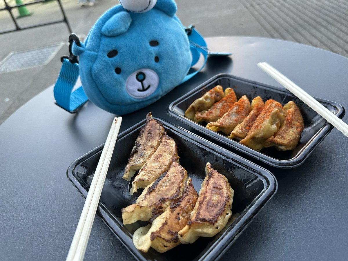 onnea_365's tweet photo. 先週まぐちゃんに誘ってもらって野球観戦にエスコンへ！
外で餃子フェスやっていて
あー、、ごはん🍚ほしい‼︎って��った https://t.co/MskQOdmSUU